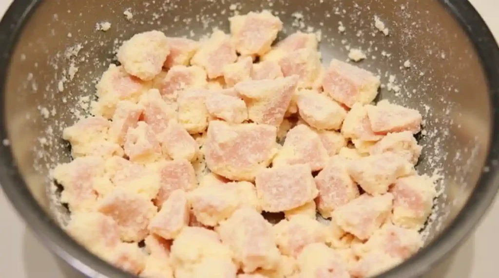 Bite-sized chicken pieces coated in cornstarch for a crispy finish.